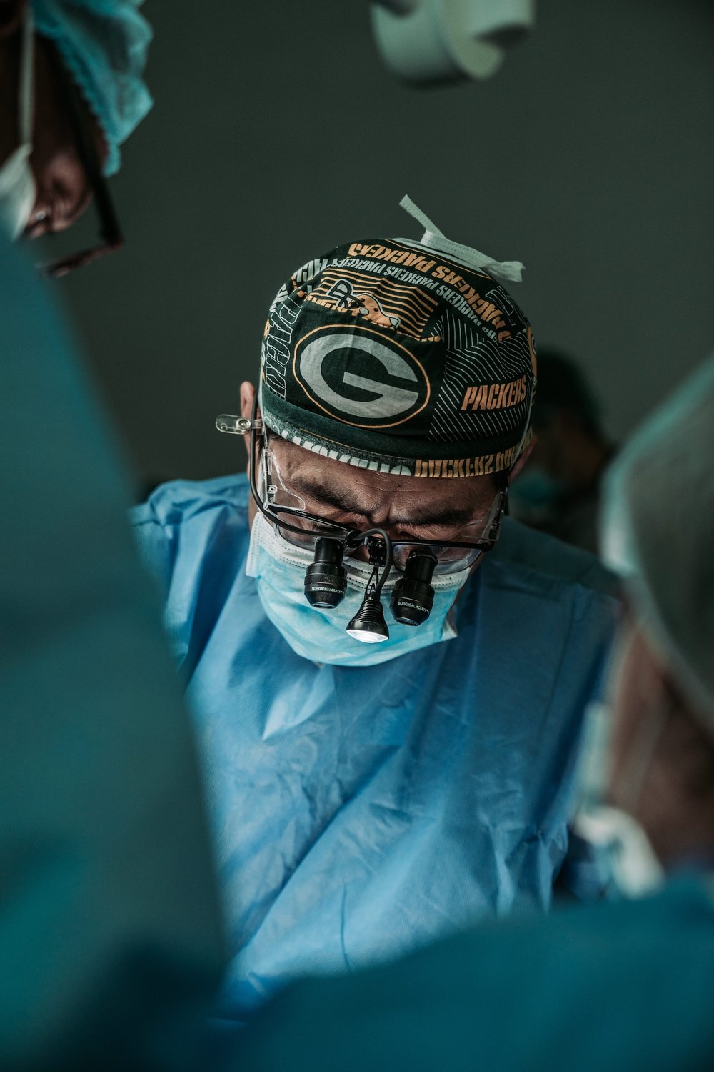 Dr. Roberto González operando